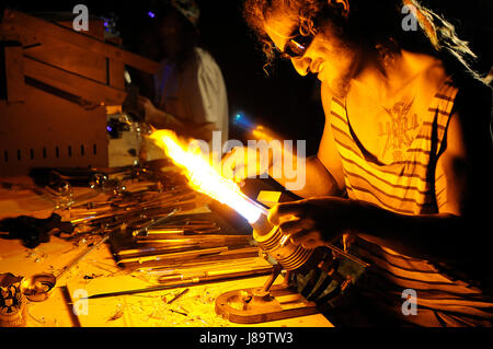 Ein Mann bläst Glasröhren während der 2014 Envision Festival in Costa Rica. Stockfoto