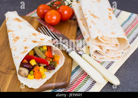 Rolle von Pita-Brot mit Gemüse und Champignons Stockfoto