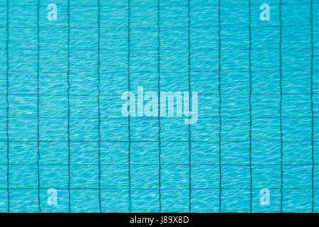 Wasser Oberfläche und blauen Fliesen Muster am unteren Rand Schwimmbad. Nützlich für Sommer und Schwimmen Hintergrund. Platz für Kopie. Stockfoto