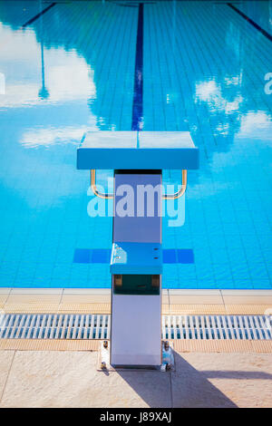 Nahaufnahme von Startblock Swimmingpool im Freien. Schwimmen-Wettbewerb-Konzept. Stockfoto