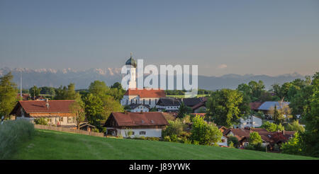 Ammerländer - einer dieser Bilderbuch-bayerische Dörfer voller Charme, unglaubliche landschaftliche Schönheit und den Alpen im Hintergrund Stockfoto