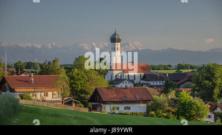 Ammerländer - einer dieser Bilderbuch-bayerische Dörfer voller Charme, unglaubliche landschaftliche Schönheit und den Alpen im Hintergrund Stockfoto