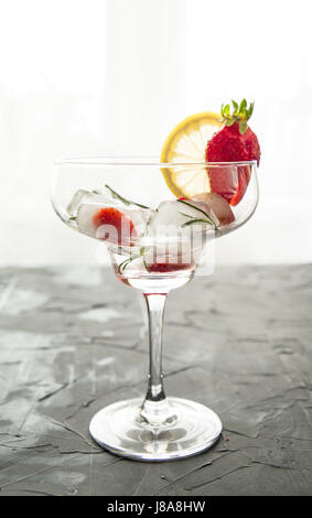 Cocktail aus Erdbeeren und Rosmarin gemacht Eiswürfel in das Glas Stockfoto