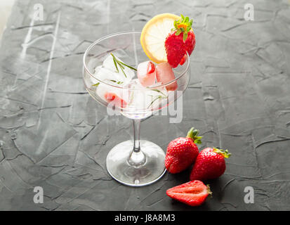 Cocktail aus Erdbeeren und Rosmarin gemacht Eiswürfel in das Glas Stockfoto