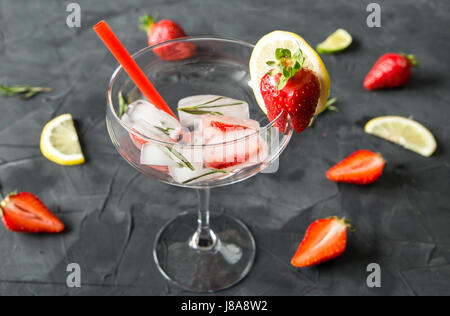 Cocktail aus Erdbeeren und Rosmarin gemacht Eiswürfel in das Glas Stockfoto