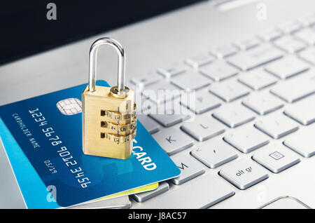 Laptop mit Vorhängeschloss und Kreditkarten auf Tastatur. Computer-Systeme-Security-Konzept Stockfoto