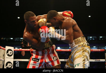 Kell Brook (links) in Aktion gegen Errol Spence während der IBF im Weltergewicht World Championship auf Bramall Lane, Sheffield. Stockfoto