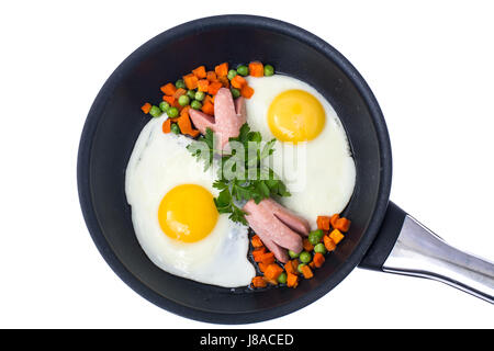 Spiegeleier mit Wurst und Gemüse in der Pfanne auf weiß ba Stockfoto