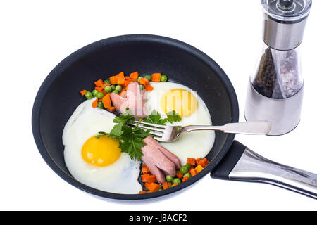Spiegeleier mit Wurst und Gemüse in der Pfanne auf weiß ba Stockfoto