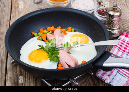 Leckeres, schnelles und gesundes Frühstück am Tisch aus Holz Stockfoto