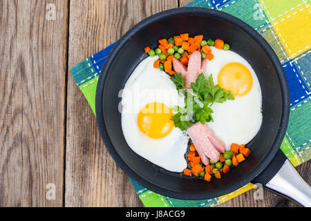 Leckeres, schnelles und gesundes Frühstück am Tisch aus Holz Stockfoto