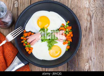Leckeres, schnelles und gesundes Frühstück am Tisch aus Holz Stockfoto