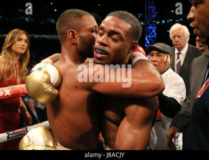 Kell Brook (links) und Errol Spence nach der IBF im Weltergewicht World Championship auf Bramall Lane, Sheffield. Stockfoto