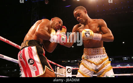 Kell Brook (links) in Aktion gegen Errol Spence während ihrer IBF im Weltergewicht WM-Kampf an der Bramall Lane, Sheffield. Stockfoto