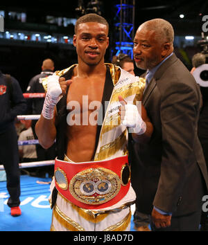 Errol Spence feiert nach dem Sieg gegen Kell Brook während ihrer IBF im Weltergewicht WM-Kampf an der Bramall Lane, Sheffield. Stockfoto