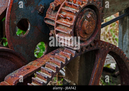 Verrosteten Gänge links in ein Feld verworfen Stockfoto