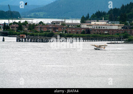 Wasserflugzeug Taking Off vom Hafen Juneau, Alaska Stockfoto