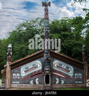 Totem Bight Gemeinschaftshaus im Totem Bight State Park in Alaska Stockfoto