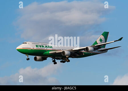 EVA Air plane Flugzeug Boeing 747 747-400 Widebody-Jumbo Jet in der Luft Endanflug Landung Stockfoto