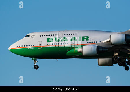 EVA Air plane Flugzeug Boeing 747 747-400 Widebody-Jumbo Jet in der Luft Endanflug Landung Stockfoto