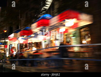 Abstrakt, auf dem River Walk in der Nacht, San Antonio, TX. Stockfoto