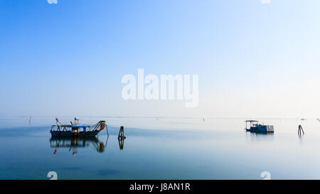 Angelboote/Fischerboote in Po River Lagune, Italien. Italienische Landschaft. Minimal Wasser panorama Stockfoto