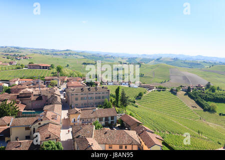 Barbaresco Stadt Luftbild. Weinberge von Langhe Region, Italien Landwirtschaft. UNESCO-Weltkulturerbe Stockfoto