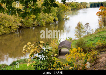 Michigan überdachte Brücke von rive im Herbst Bäume Stockfoto