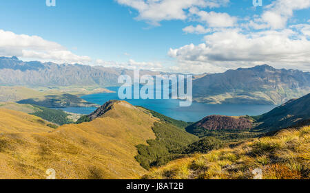 Blick auf Lake Wakatipu und Berg reichen die Remarkables, Wald und Berge, Ben Lomond, Südalpen, Otago, Südinsel Stockfoto