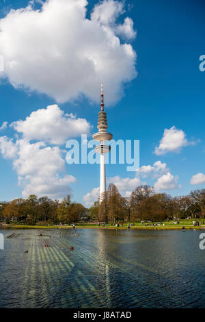 See-Parksee, Planten un Blomen, hinten die Hamburger TV tower, Heinrich-Hertz-Turm, Tele-Michel, Telemichel, Hamburg Stockfoto