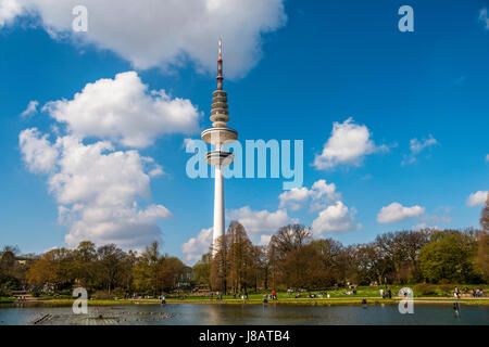 See-Parksee, Planten un Blomen, hinten die Hamburger TV tower, Heinrich-Hertz-Turm, Tele-Michel, Telemichel, Hamburg Stockfoto