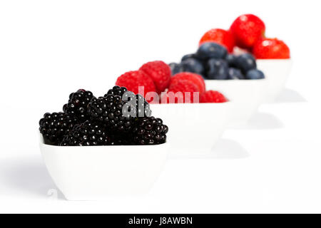 Brombeeren in einer Schüssel Beeren gegeneinander Stockfoto