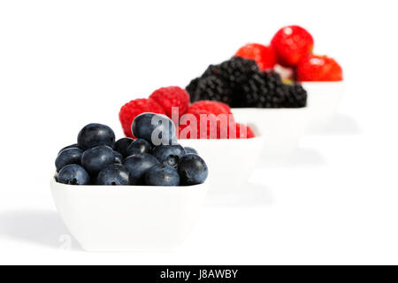 Heidelbeeren in einer Schüssel Beeren gegeneinander Stockfoto