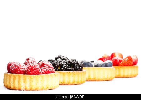 Beeren gezuckerten Himbeeren auf Kuchen vor anderen Törtchen Stockfoto