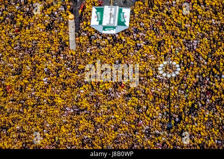 Public Viewing auf der Dortmunder großen zwischen Dortmunder Rathaus und Rathaus Dortmund, Cup-match zwischen BVB und Eintracht Frankfurt, Fanme Stockfoto