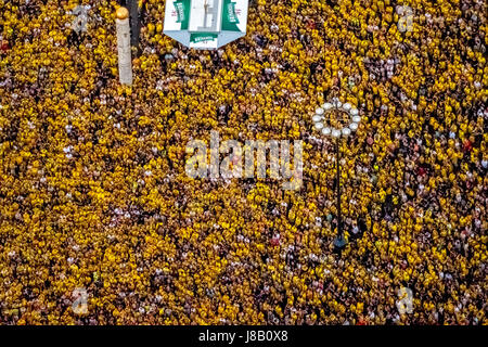 Public Viewing auf der Dortmunder großen zwischen Dortmunder Rathaus und Rathaus Dortmund, Cup-match zwischen BVB und Eintracht Frankfurt, Fanme Stockfoto