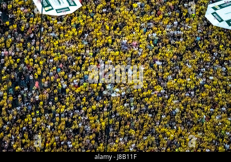 Public Viewing auf der Dortmunder großen zwischen Dortmunder Rathaus und Rathaus Dortmund, Cup-match zwischen BVB und Eintracht Frankfurt, Fanme Stockfoto