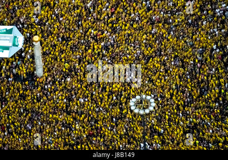 Public Viewing auf der Dortmunder großen zwischen Dortmunder Rathaus und Rathaus Dortmund, Cup-match zwischen BVB und Eintracht Frankfurt, Fanme Stockfoto