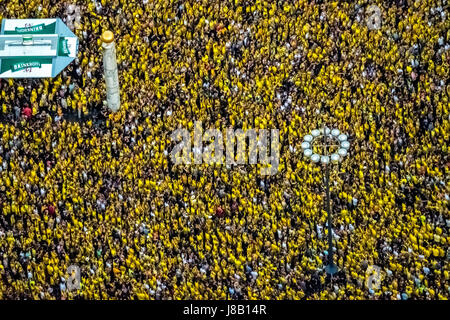 Public Viewing auf der Dortmunder großen zwischen Dortmunder Rathaus und Rathaus Dortmund, Cup-match zwischen BVB und Eintracht Frankfurt, Fanme Stockfoto