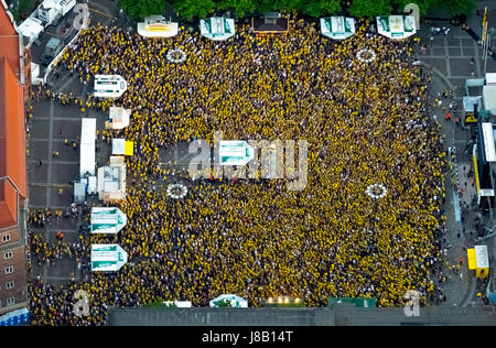 Public Viewing auf der Dortmunder großen zwischen Dortmunder Rathaus und Rathaus Dortmund, Cup-match zwischen BVB und Eintracht Frankfurt, Fanme Stockfoto