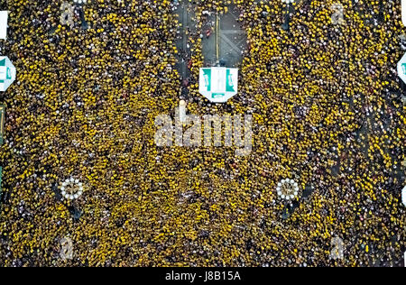 Public Viewing auf der Dortmunder großen zwischen Dortmunder Rathaus und Rathaus Dortmund, Cup-match zwischen BVB und Eintracht Frankfurt, Fanme Stockfoto