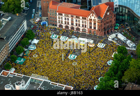 Public Viewing auf der Dortmunder großen zwischen Dortmunder Rathaus und Rathaus Dortmund, Cup-match zwischen BVB und Eintracht Frankfurt, Fanme Stockfoto