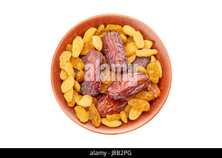 Schüssel mit Rosinen und Datum Früchte auf weiß Stockfoto