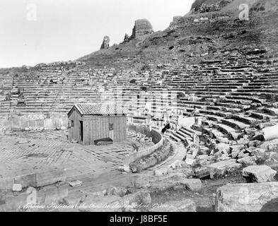 Das Dionysius-Theater in Athen, eines der bedeutendsten antiken griechischen Theater, wurde im 5. Jahrhundert v. Chr. erbaut. Diese Fotografie aus dem Jahr 1900 zeigt das Theater, das zu Ehren des Gottes Dionysos für dramatische Aufführungen genutzt wurde, mit einer reichen Geschichte in der klassischen griechischen Kultur. Stockfoto