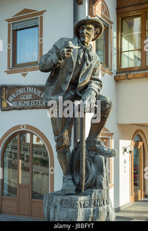 Luis Trenker, 1892-1990, deutscher Bergsteiger, Schauspieler, Regisseur und Autor, monumentale Holzskulptur in der Heimatstadt St.Ulrich in Stockfoto