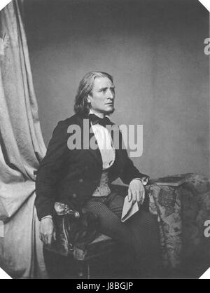 Franz Liszt war ein ungarischer Komponist und virtuoser Pianist, bekannt für seine musikalischen Innovationen und seinen Einfluss auf die romantische Bewegung. Er gilt als einer der größten Pianisten aller Zeiten. Stockfoto