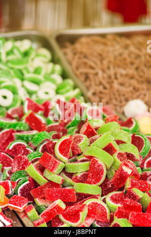 Süßigkeiten auf Straßenmarkt, behandelt bunten Süßigkeiten im Outdoorshop, selektiven Fokus Stockfoto