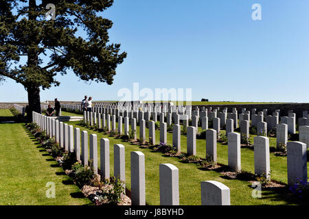 Grabsteine am ersten Weltkrieg ein Friedhof der chinesischen Labour Corps Arbeitnehmer bei Noyelles-Sur-Mer, der Baie de Somme, Picardie, Frankreich Stockfoto