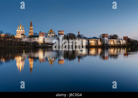 Atemberaubende Aussicht auf Nowodewitschi-Kloster am Abend, Moskau, Russland Stockfoto