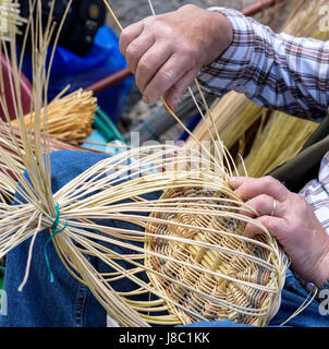 Hände des Mannes machen einen Weidenkorb in Italien Stockfoto